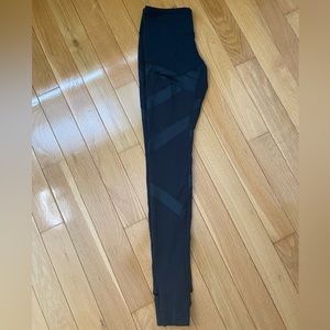 Size 6 lululemon leggings with foot stirrup